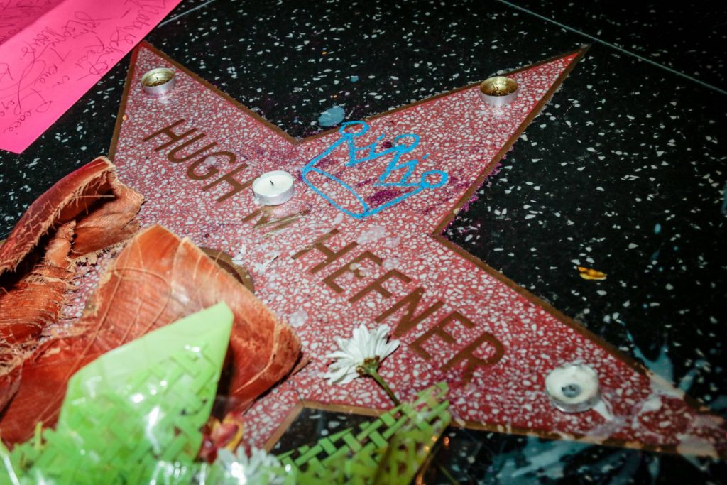 Primeros gestos de homenaje a Hugh Hefner, en el Paseo de la Fama de Hollywood.