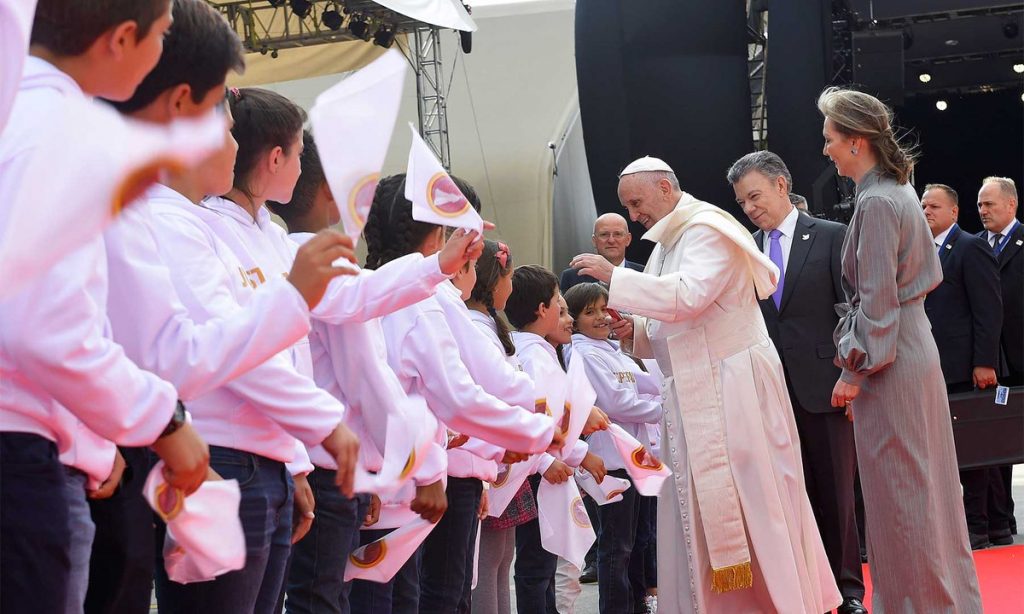 El Papa saludando a los presentes 
