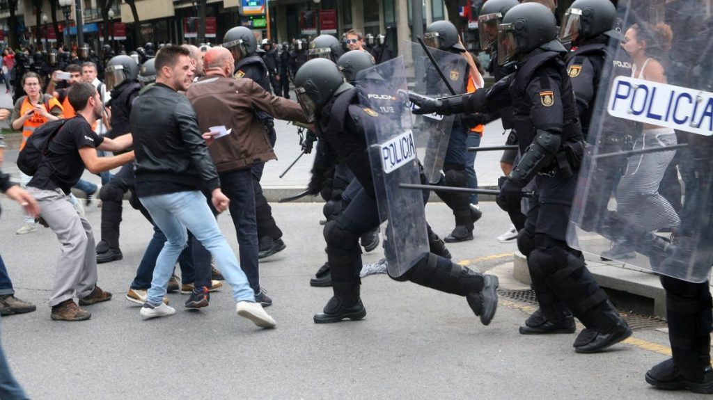 Policía reprimiendo a las personas que manifestaban en Cataluña