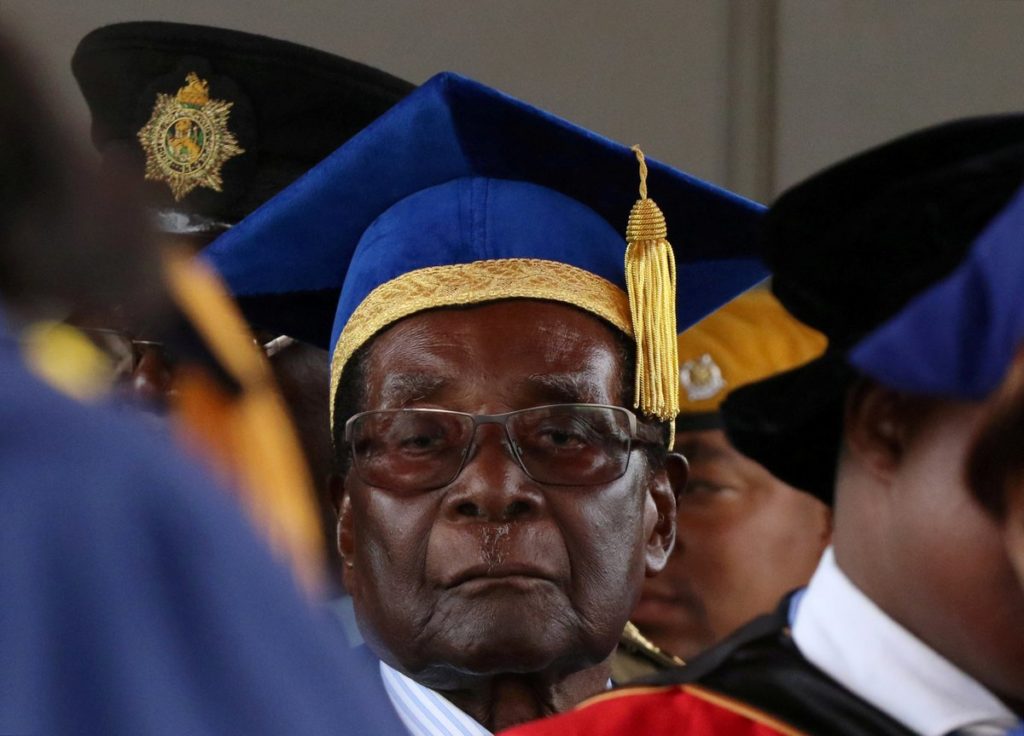 Mugabe vistió una túnica y birrete de color azul y amarilla durante la ceremonia. Fuente: Twitter