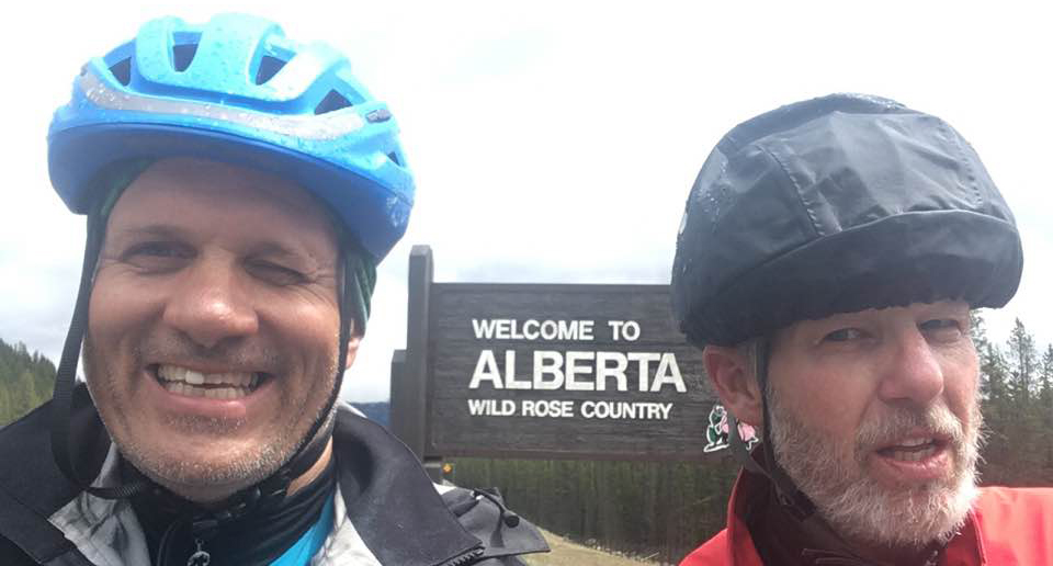 Ciclistas llegan a Edmonton con un mensaje