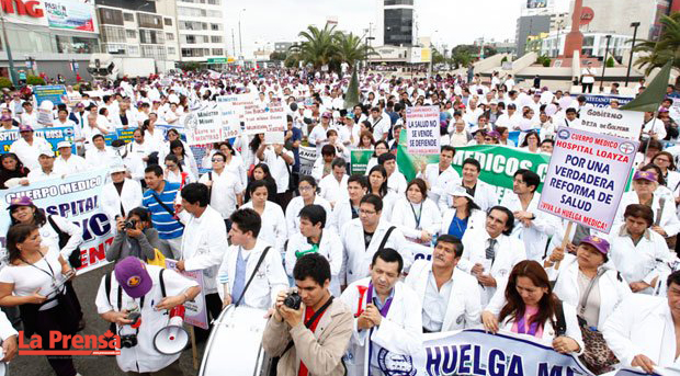 Médicos peruanos inician huelga indefinida