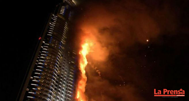 Torre residencial en Dubai es consumida por un voraz incendio