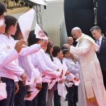 El Papa saludando a los presentes