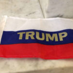 Hombre lanza banderas rusas a Trump con su nombre
