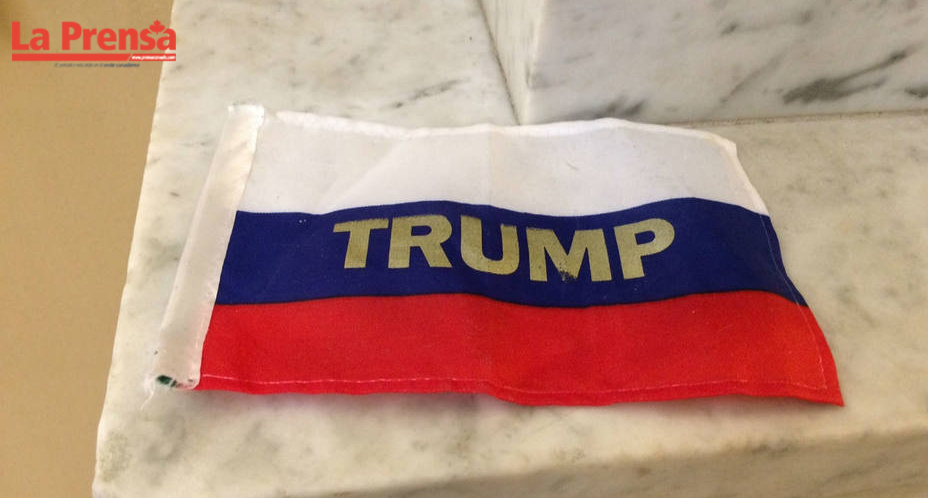 Hombre lanza banderas rusas a Trump con su nombre