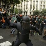 Policía reprimiendo a los manifestantes