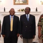 Mugabe (segundo de der. a izq.), que está bajo arresto domiciliario, posa para la foto con el combandante de las Fuerzas de Defensa de Zimbabue, general Constantino Chiwenga. Fuente: AFP