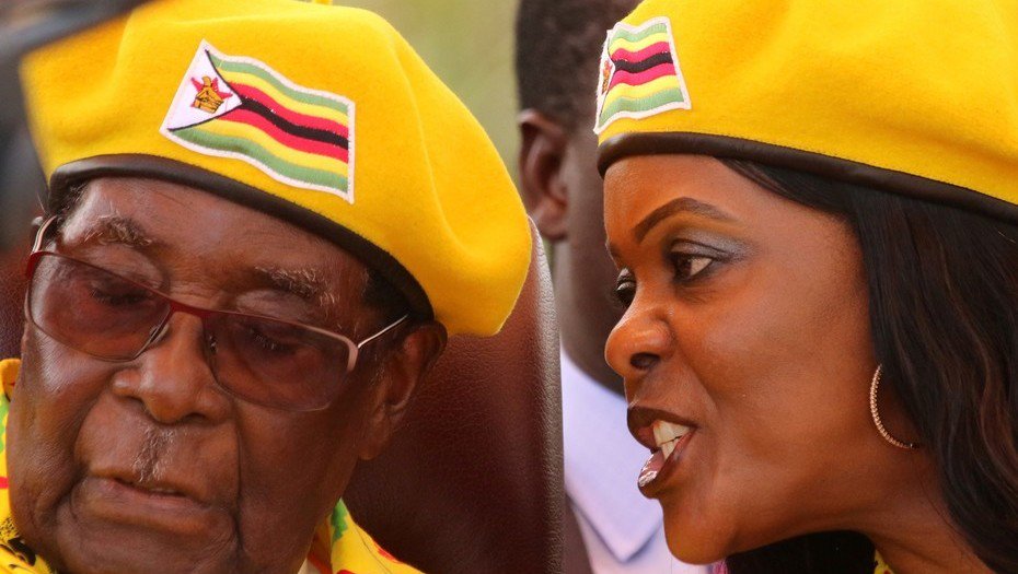 Mugabe vistió una túnica y birrete de color azul y amarilla durante la ceremonia. Fuente: Twitter