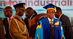 Robert Mugabe hace su primera aparición pública luego de la toma militar