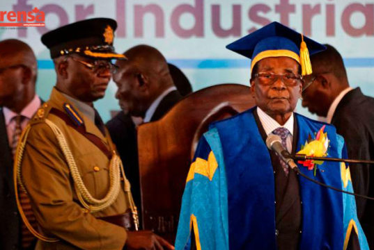 Robert Mugabe hace su primera aparición pública luego de la toma militar