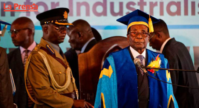 Robert Mugabe hace su primera aparición pública luego de la toma militar