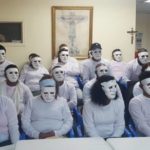 Por miedo a que los persigan y los maten se tapan sus caras