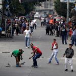 Con piedras los manifestantes enfrentan a la policía