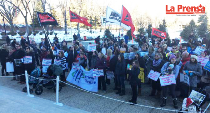 Protestas en Edmonton por cancelación de servicios de fertilidad