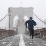 Hombre corre por el puente de Brooklyn en Nueva York