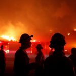 Una persona murió en las últimas horas y unas 27.000 tuvieron que ser evacuadas en el Condado de Ventura. Fuente AP