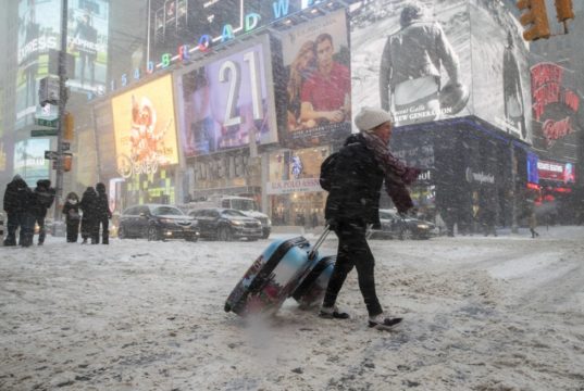 “Bomba ciclónica” invernal deja al menos 12 personas fallecidas en Nueva York