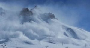 Personal de Alberta Parks desata avalanchas controladas en Mount Rundle