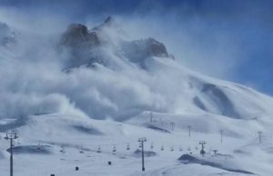 Personal de Alberta Parks desata avalanchas controladas en Mount Rundle