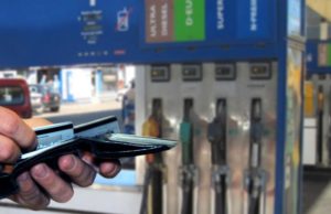 Nuevas calcomanías para luchar contra el fraude en los surtidores de gasolina de Calgary