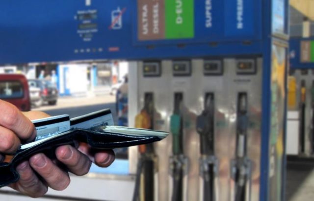 Nuevas calcomanías para luchar contra el fraude en los surtidores de gasolina de Calgary