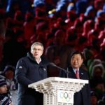 El presidente del COI, Thomas Bach, durante su discurso junt o al presidente y CEO del comité de organización de Pyeongchang, Lee Hee-beom, en la inauguración de los Juegos Olímpicos de Invierno de Pyeongchang 2018