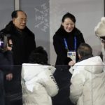 El presidente de Corea del Sur, Moon Jae-in (abajo a la derecha), saluda a Kim Yo Jong, la hermana del líder norcoreano Kim Jong Un, durante la ceremonia de ignauguración de los Juegos Olímpicos de Invierno 2018 en Pyeongchang.