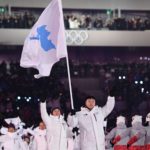 Los abanderados de las dos Coreas desfilan juntos con la bandera de una Corea unificada durante la ceremonia de inauguración de los Juegos Olímpicos de Invierno de Pyeongchang 2018_normal_recorte1