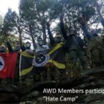 Los pequeños grupos de miembros de Atomwaffen están diseminados por todo el país; participan en «campamentos de odio»: excursiones de senderismo y ejercicios de entrenamiento militar.