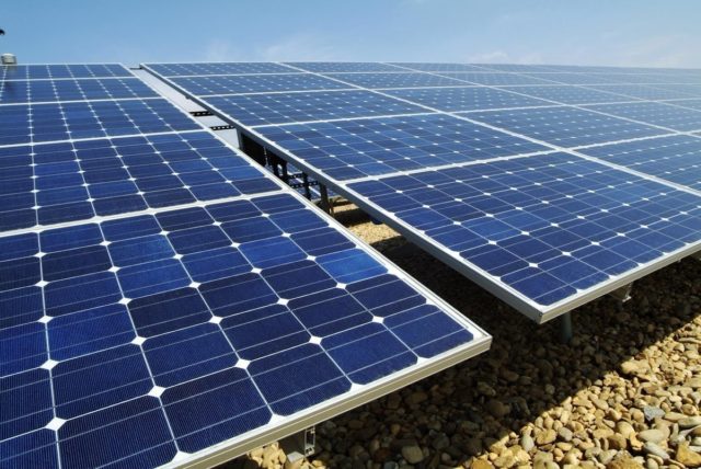 Distrito Escolar público propone instalar paneles solares en 52 escuelas de Edmonton
