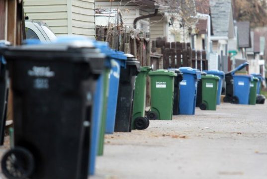 Calgary podría reducir la frecuencia de recolección de los contenedores verdes en invierno