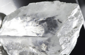 Investigador de la Universidad de Alberta encuentra mineral nunca visto dentro de diamante Investigador de la Universidad de Alberta encuentra mineral nunca visto dentro de diamante