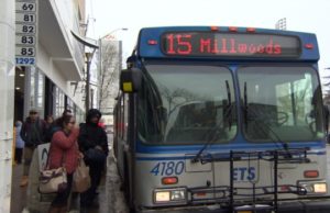 Recomiendan aumentar el límite de edad de transporte gratis para niños en Edmonton Recomiendan aumentar el límite de edad de viajes gratis para niños en Edmonton