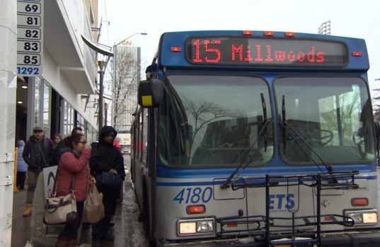 Recomiendan aumentar el límite de edad de viajes gratis para niños en Edmonton