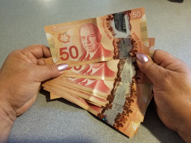Ingreso básico garantizado para los canadienses costaría $ 43 mil millones al año