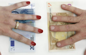 Brecha salarial de género: mujeres canadienses ganan casi $16,000 menos al año