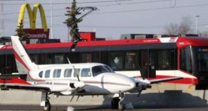 Avioneta aterriza de emergencia en calle de Calgary