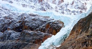 Hombre sobrevive a una caída de 30 metros en una grieta glaciar al sur de Jasper