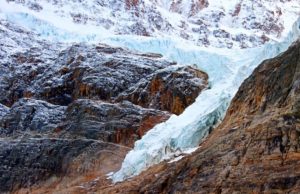 Hombre sobrevive a una caída de 30 metros en una grieta glaciar al sur de Jasper