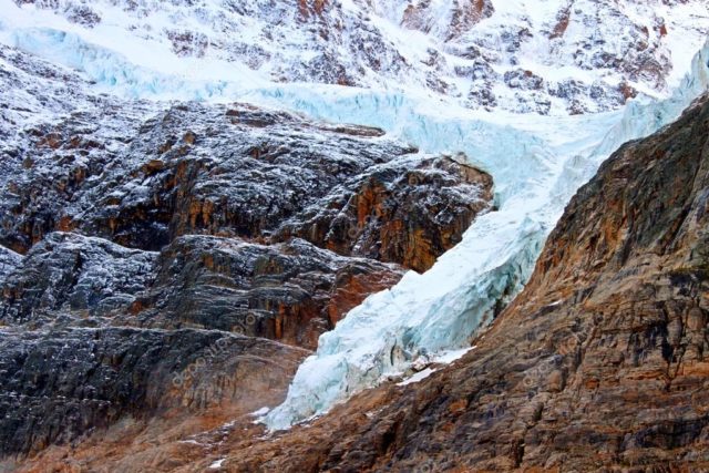 Hombre sobrevive a una caída de 30 metros en una grieta glaciar al sur de Jasper