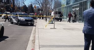Una camioneta arrolló a varios peatones en Toronto