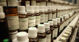 Terapia homeopática que promete la "eliminación completa" del autismo ha sido prohibida por el regulador para naturópatas en B.C.
