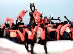 España ofrece ayuda a un barco varado con 600 inmigrantes a bordo