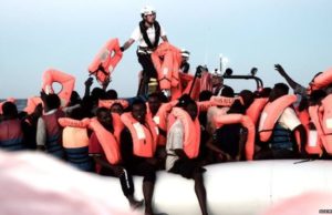 España ofrece ayuda a un barco varado con 600 inmigrantes a bordo