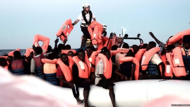 España ofrece ayuda a un barco varado con 600 inmigrantes a bordo