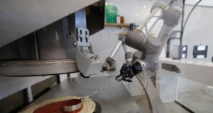 Robot pizzero con 3 brazos puede hacer hasta 120 pizzas por hora