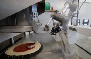 Robot pizzero con 3 brazos puede hacer hasta 120 pizzas por hora Robot pizzero con 3 brazos puede hacer hasta 120 pizzas por hora