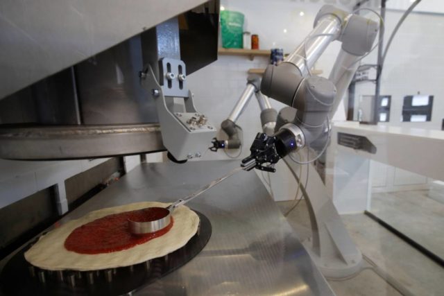 Robot pizzero con 3 brazos puede hacer hasta 120 pizzas por hora