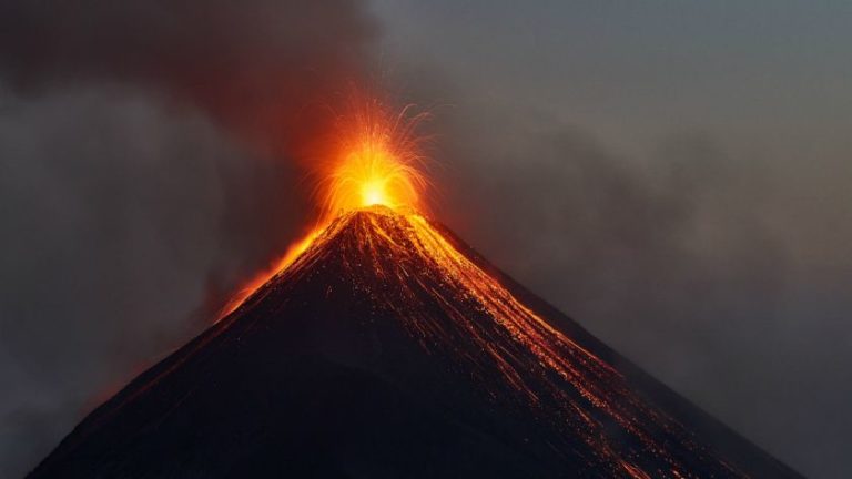 Volcan Siciliano Conocido Por Su Rio De Fuego